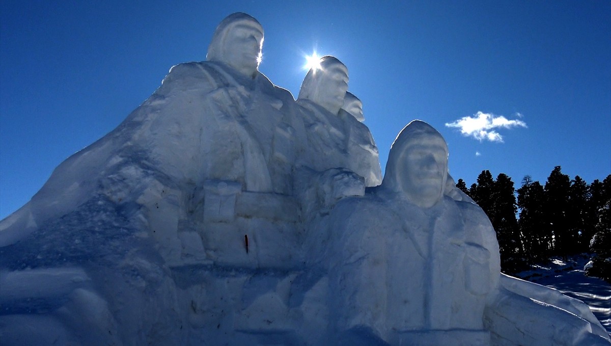 Sarıkamış şehitleri anısına yapılan kardan heykeller tamamlandı