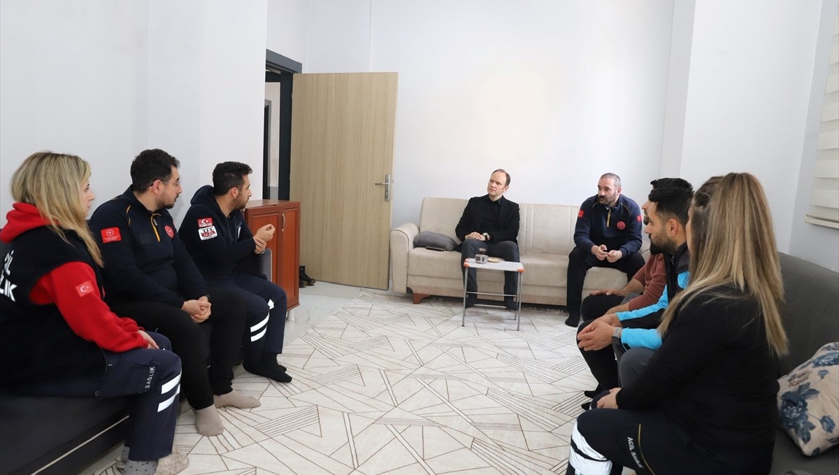 Şemdinli Kaymakamı Akpınar, sağlık personeliyle bir araya geldi