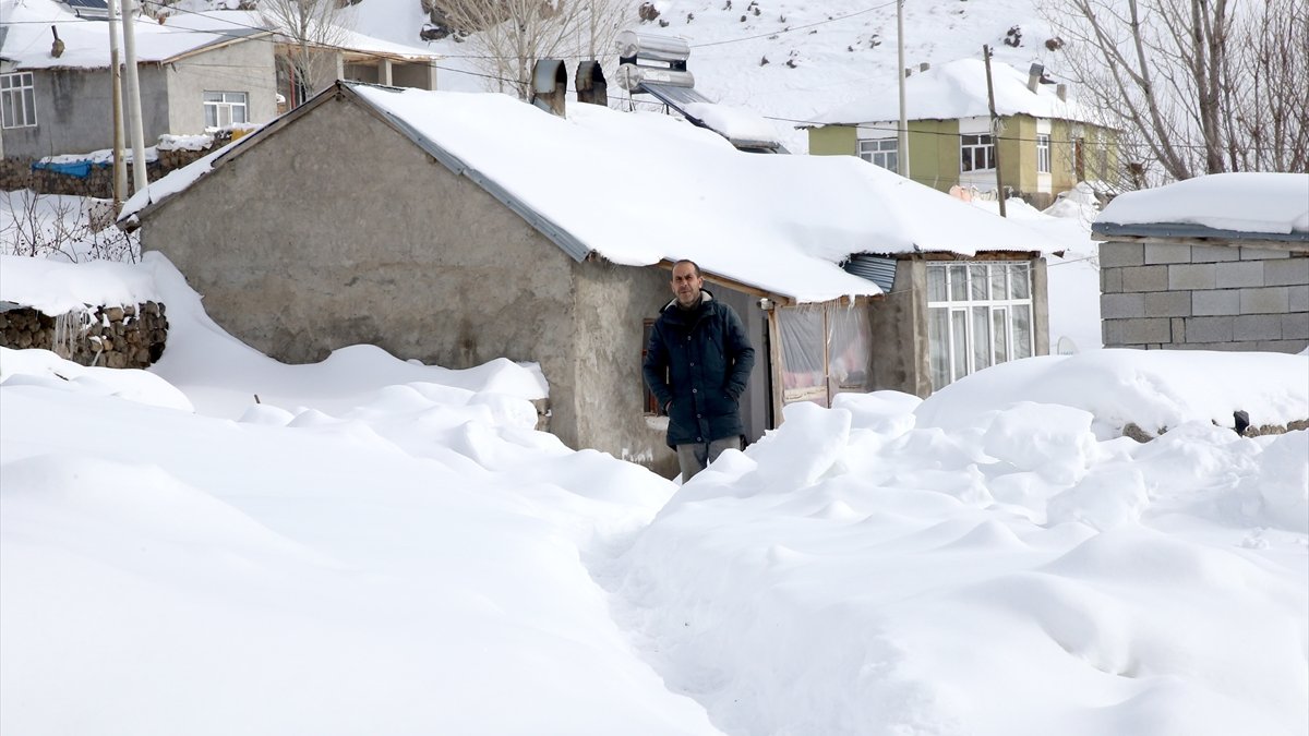 Süphan Dağı eteğindeki karla kaplı köylerde kış şartları yaşamı zorlaştırıyor