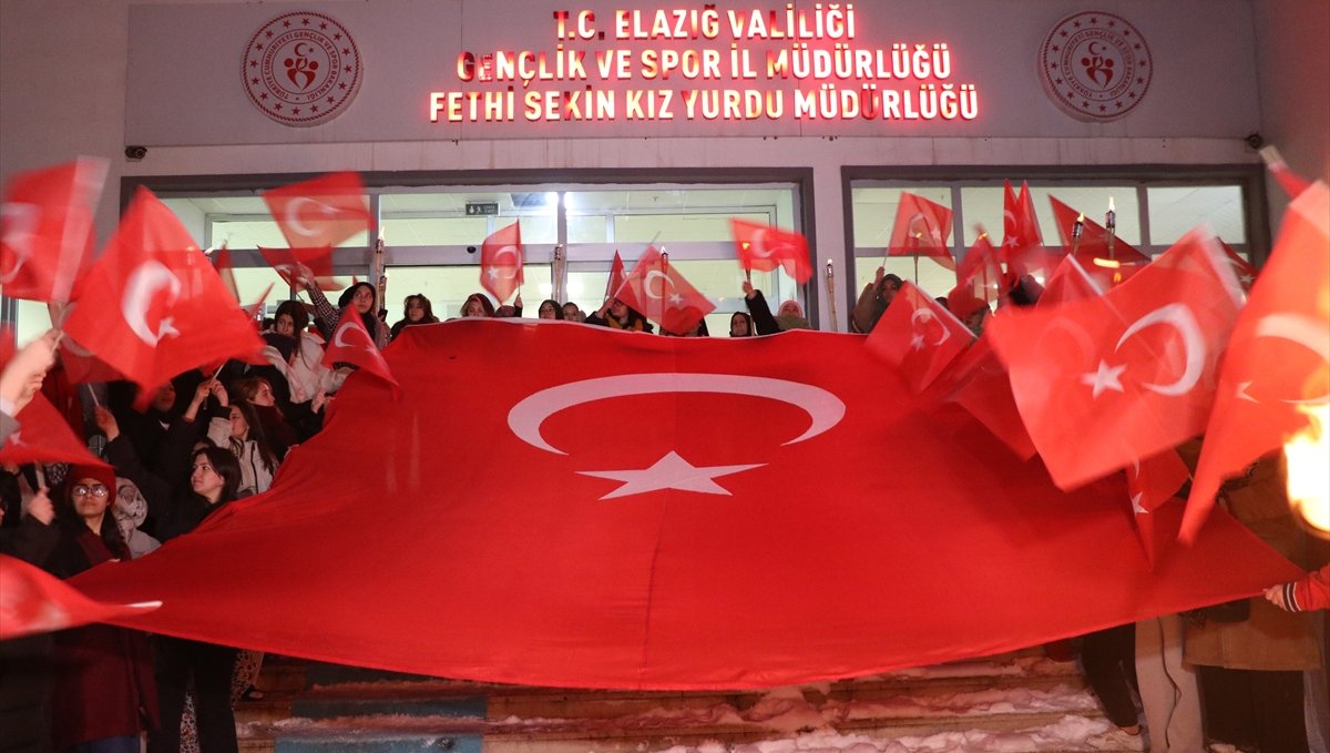 Terör örgütü YPG/SDG yandaşlarının Türk bayrağına saldırısına Elazığ'daki üniversitelilerden tepki