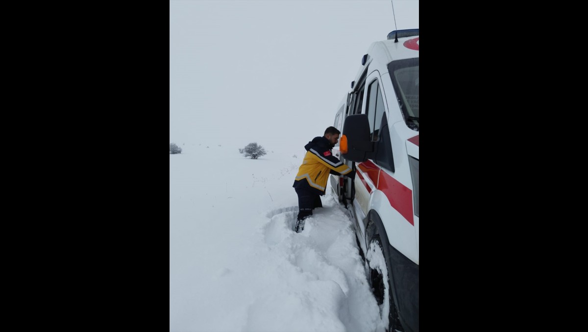 Tunceli'de kar nedeniyle yolu kapanan mezradaki hasta ekiplerce hastaneye ulaştırıldı