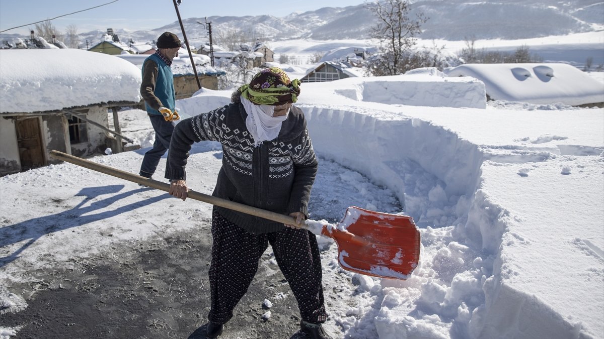 Tunceli'de köylüler damlarda kar atma ve loğ çekme mesaisinde