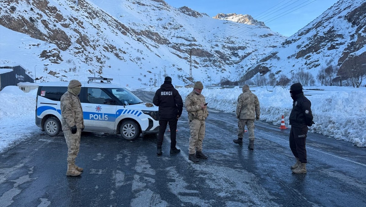 Van-Çatak kara yolu kontrollü olarak ulaşıma açıldı