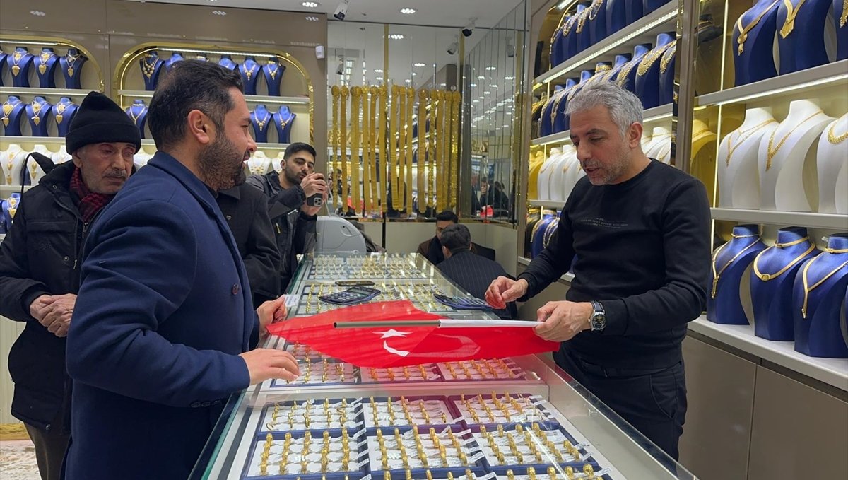 Van'da AK Parti Gençlik Kolları üyeleri esnafa Türk bayrağı hediye etti