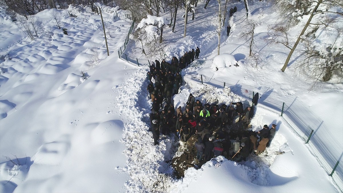 Van'da çığ düşmesi sonucu hayatını kaybeden kadının cenazesi toprağa verildi
