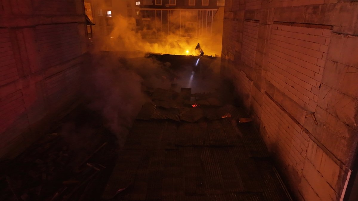 Van'da çıkan yangında 5 işyeri zarar gördü