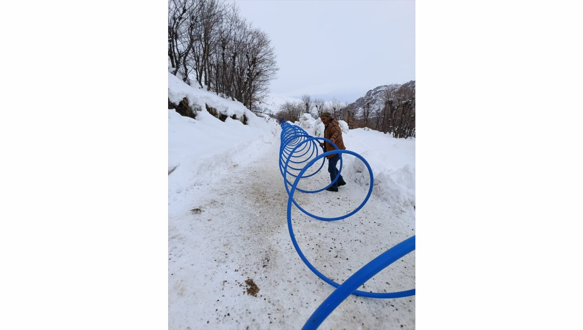 Van'da ekipler zor şartlara rağmen mahallenin içme suyu sıkıntısını giderdi