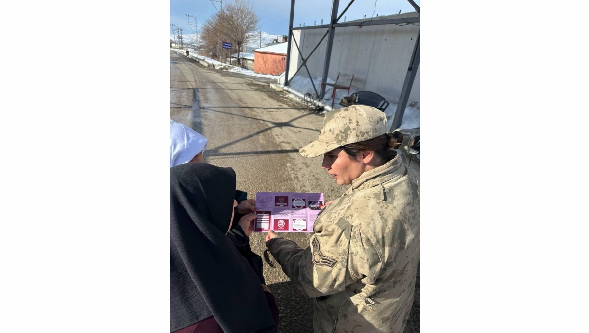 Van'da jandarma ekipleri KADES uygulamasını tanıttı