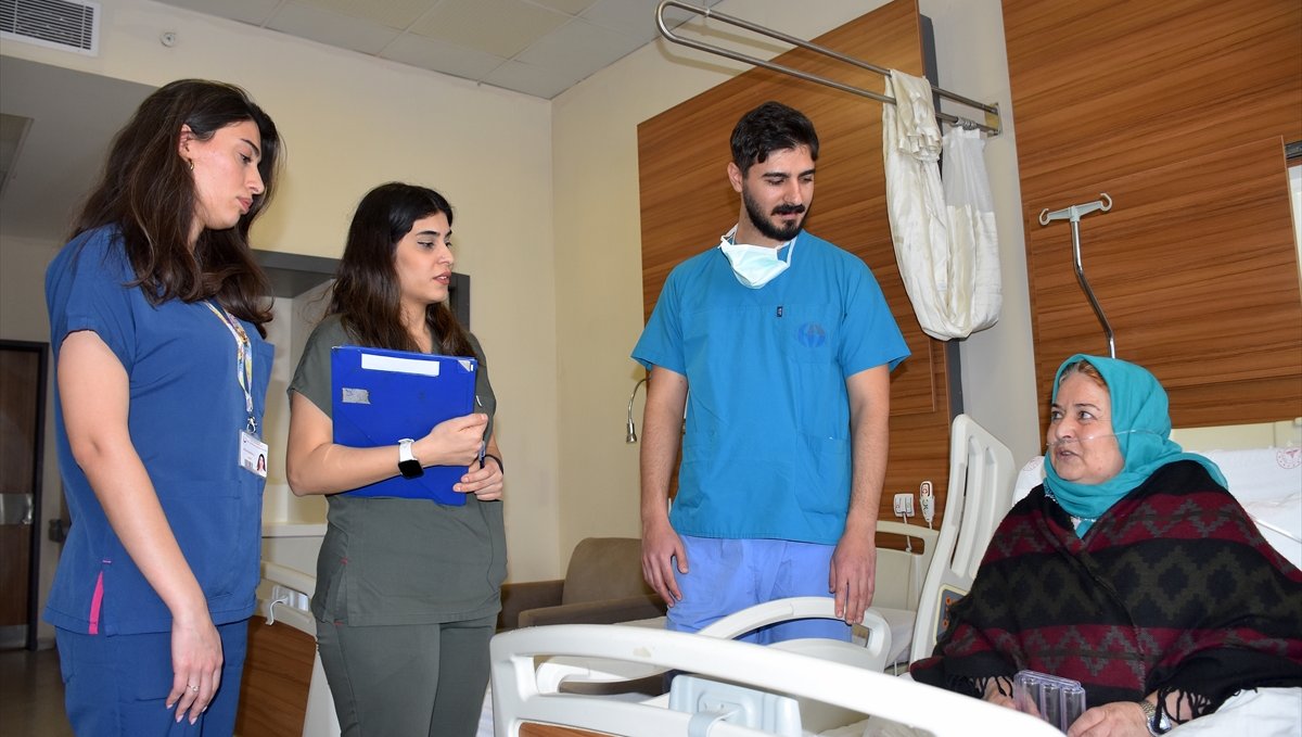 Van'da kadın hastanın kalbindeki 4 santimlik kitle zorlu ameliyatla çıkarıldı