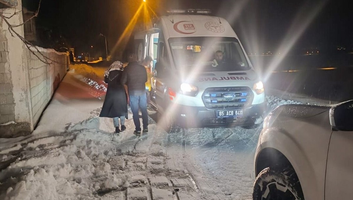 Van'da ulaşım sağlanamayan yerleşim yerlerindeki hastaların yardımına ekipler yetişti