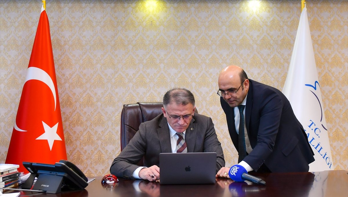 Van Valisi Balcı, AA