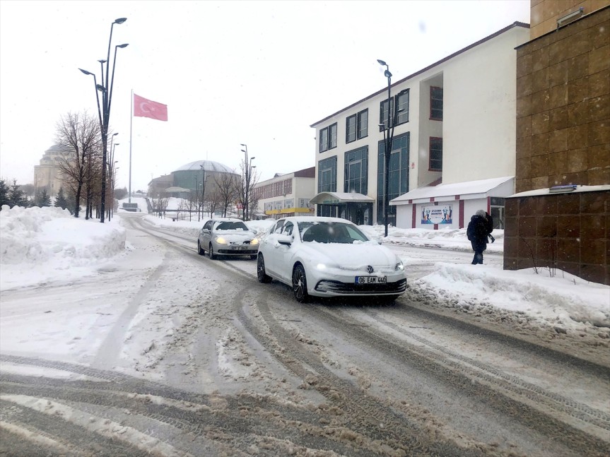 Van ve Bitlis'te 19 yerleşim yerine ulaşım sağlanamıyor
