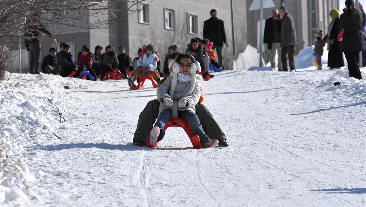 Vanlı çocuklar karı eğlenceye dönüştürdü: Yokuşlar kayak pistine döndü