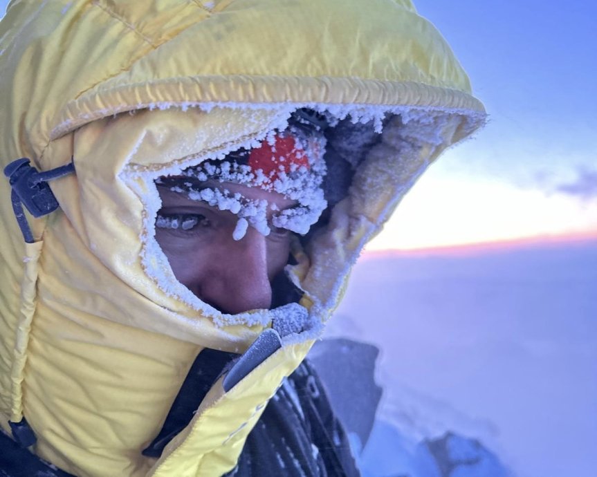 Ağrı Dağı zirvesine yakın noktada yüzü buz tutmuş dağcı, sert kış koşulları