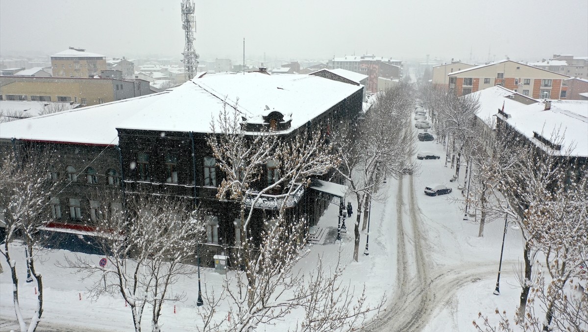 Yoğun yağışın etkili olduğu Kars'ta kar manzarası dronla görüntülendi