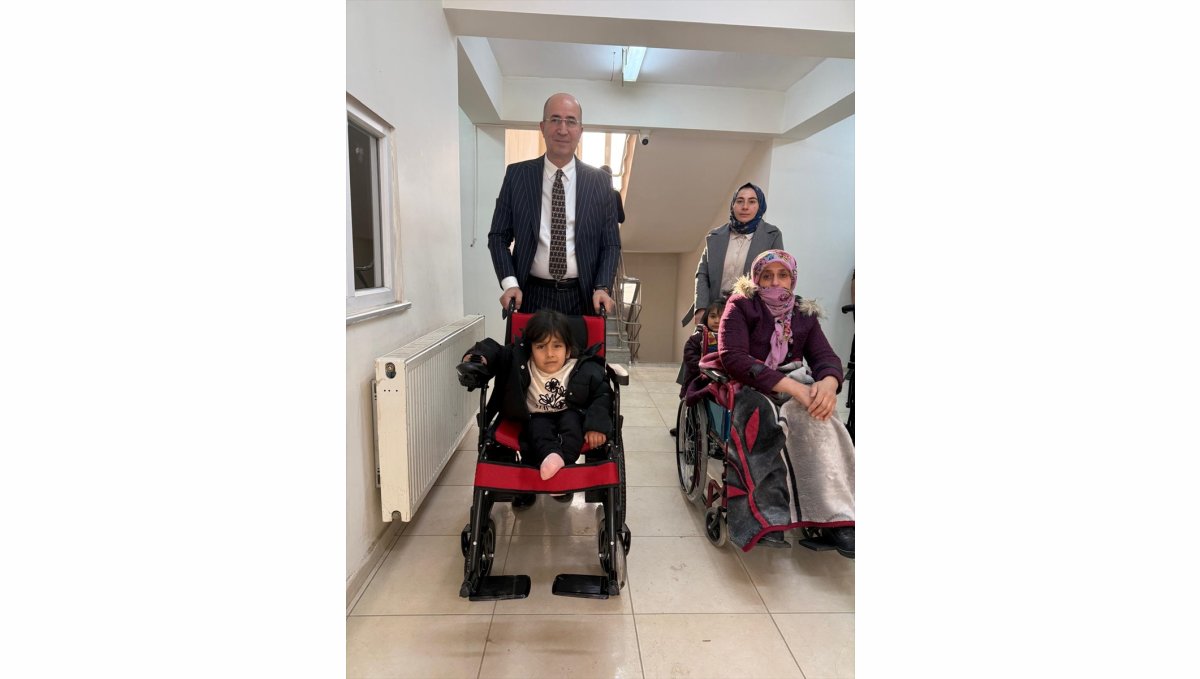 Yüksekova'da özel gereksinimli bireylere akülü tekerlekli sandalye desteği