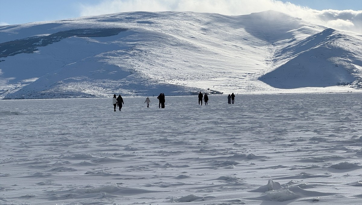 Yüzeyinin tamamı donan Çıldır Gölü'nde hafta sonu yoğunluğu yaşanıyor