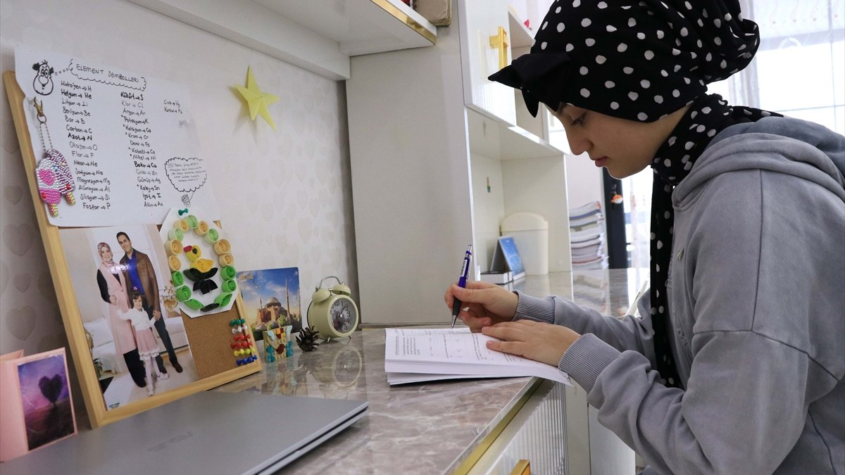 6 ŞUBAT DEPREMLERİNİN ÜÇÜNCÜ YILI - Depremde kaybettiği babasına verdiği sözü yerine getirerek istediği liseyi kazandı