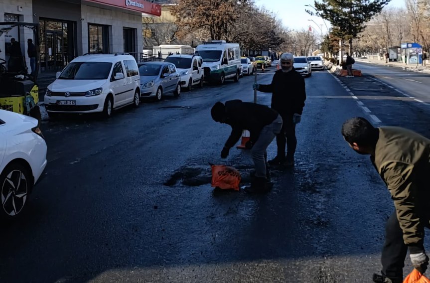 Ağrı Belediyesi asfalt yama çalışmalarını sürdürüyor 1