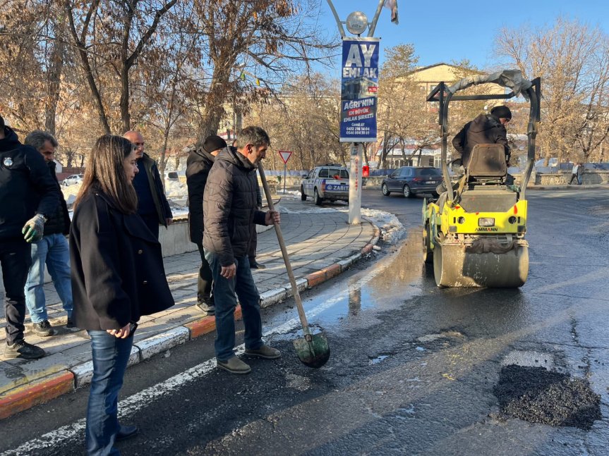 Ağrı Belediyesi asfalt yama çalışmalarını sürdürüyor 5