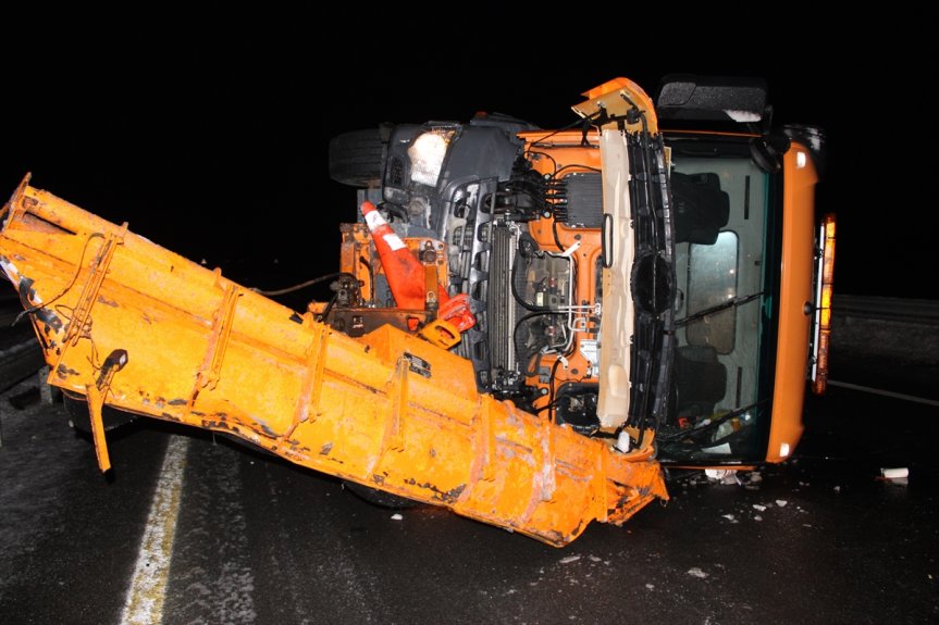 Ağrı'da devrilen kar küreme ve tuzlama aracındaki işçi yaralandı