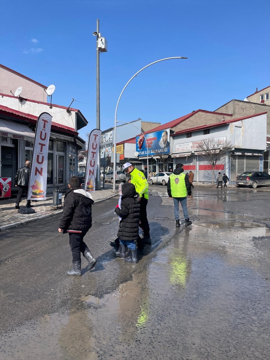 çevreleri öğrencilerin altında güvenliği okul tutuluyor Ağrı