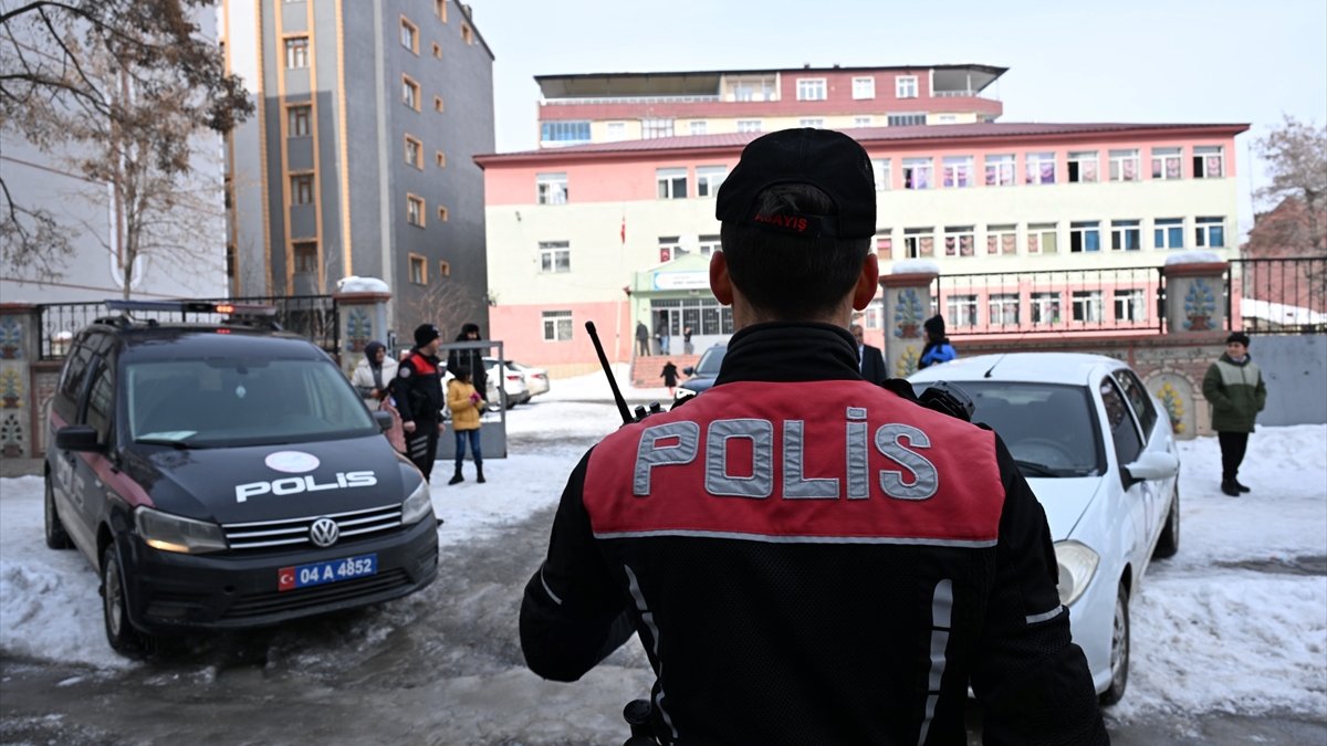 Ağrı'da polis öğrencilerin güvenliği için okul çevrelerini sürekli kontrol ediyor