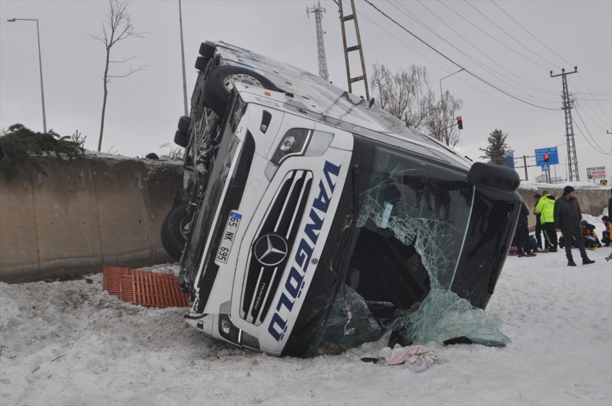 yolcu kişi sonucu devrilmesi otobüsünün Ağrı