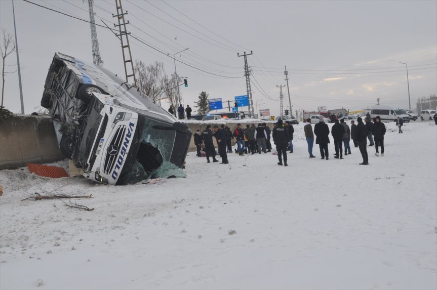 devrilmesi 16 sonucu kişi otobüsünün yaralandı yolcu Ağrı
