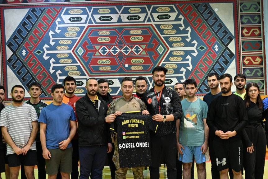 Ağrı İl Emniyet Müdürü Göksel Önder, polislik hedefleyen gençlerle spor salonunda buluştu 1