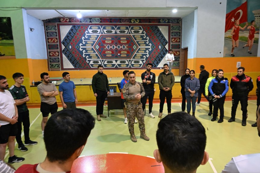 Ağrı İl Emniyet Müdürü Göksel Önder, polislik hedefleyen gençlerle spor salonunda buluştu 2