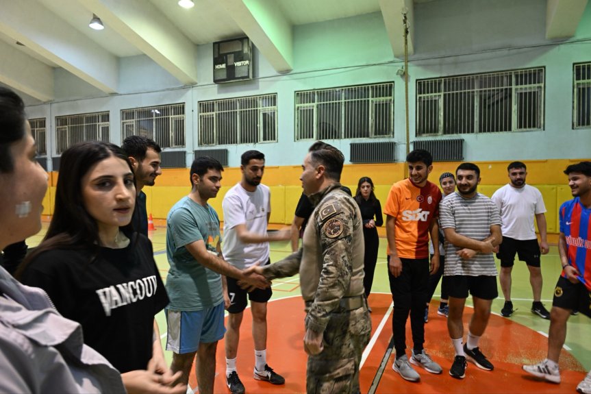 Ağrı İl Emniyet Müdürü Göksel Önder, polislik hedefleyen gençlerle spor salonunda buluştu 4