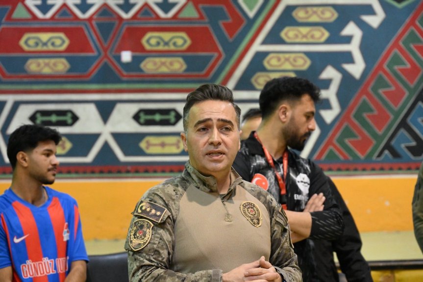 Ağrı İl Emniyet Müdürü Göksel Önder, polislik hedefleyen gençlerle spor salonunda buluştu 5