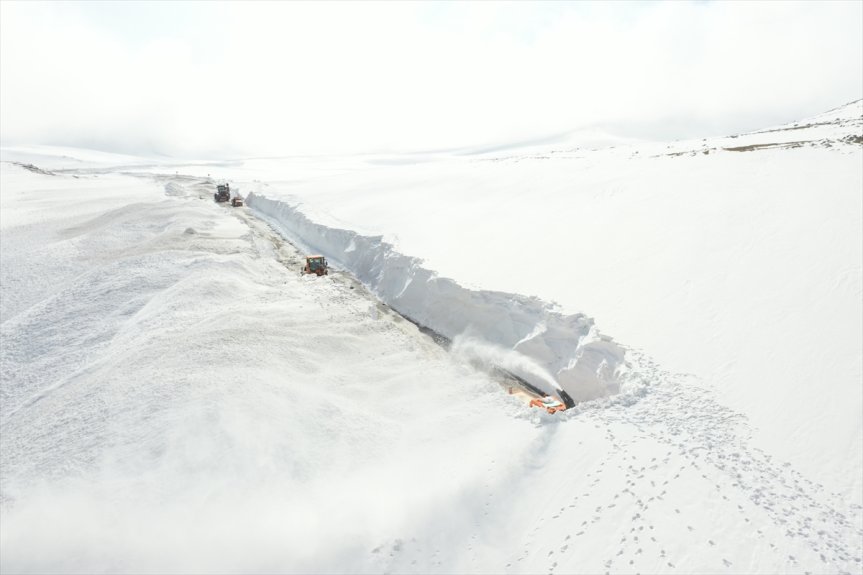 Ağrı-Kağızman kara yolu, kar kalınlığının 5 metreyi bulduğu bölgede ulaşıma açıldı