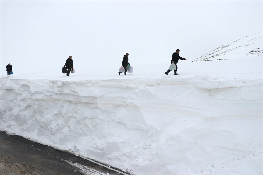 Ağrı-Kağızman yolu, ulaşıma kar metreyi kara bulduğu açıldı kalınlığının 5 bölgede 2