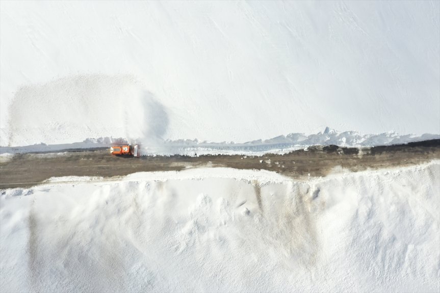 kalınlığının bölgede Ağrı-Kağızman ulaşıma 5 metreyi kara kar bulduğu açıldı yolu, 18