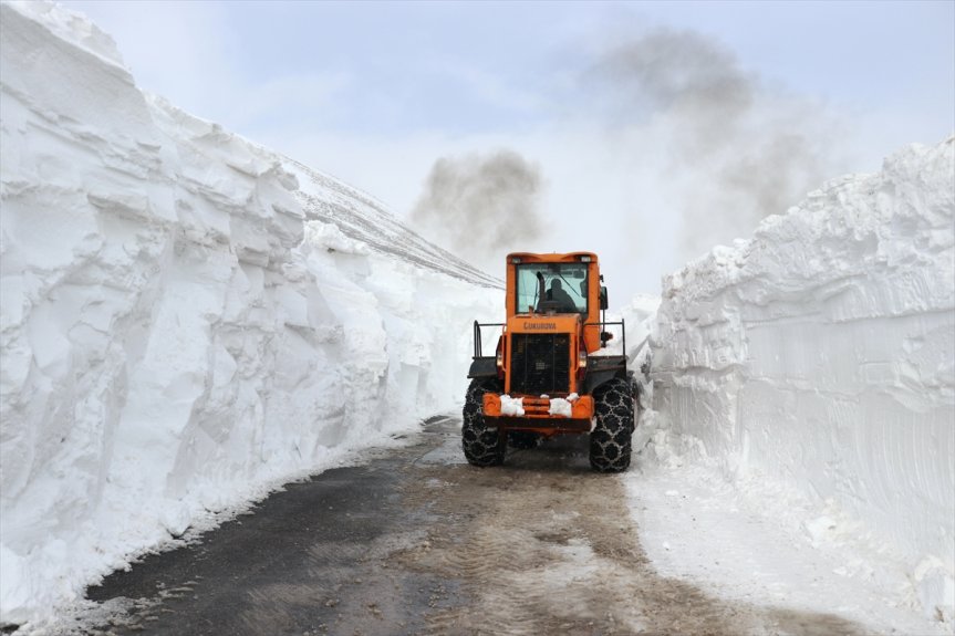 Ağrı-Kağızman açıldı yolu, metreyi kara kar 5 kalınlığının bulduğu bölgede ulaşıma 5