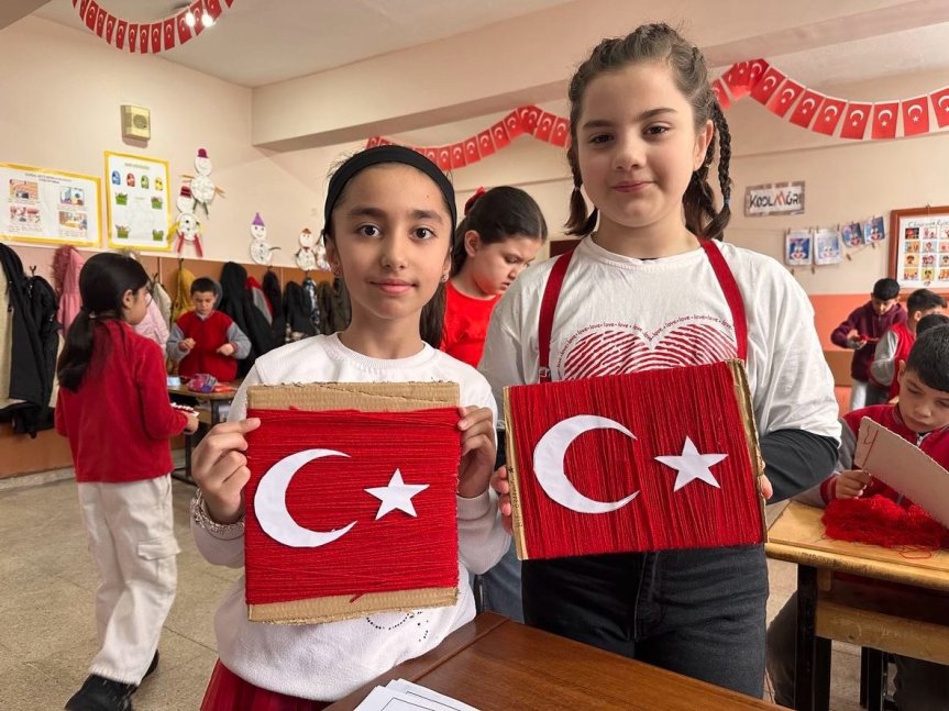 Öğrencilerden el emeği Türk bayrağı çalışması