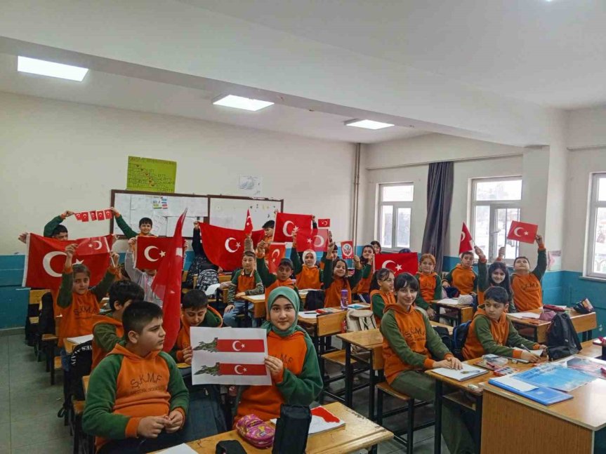Öğrenciler sınıfta Türk bayraklarıyla etkinlik yaptı