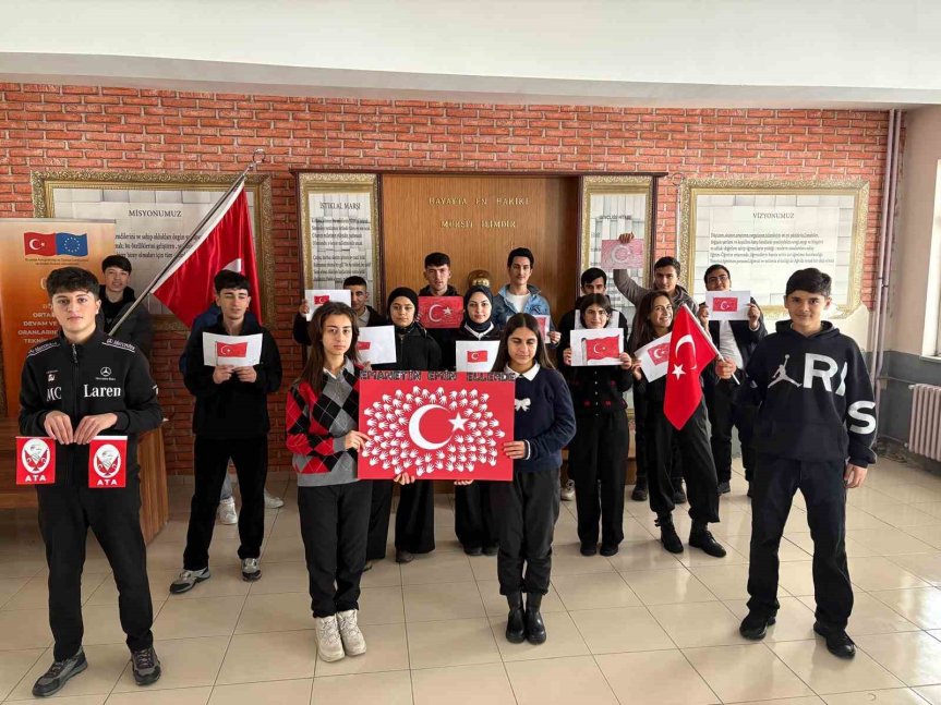 Liseli öğrencilerden bayrak sevgisi mesajı