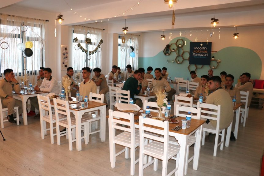 atık kullanılarak malzeme yaptı Ağrı iftar restoranda oluşturulan Bozkurt, öğrencilerle Valisi 1