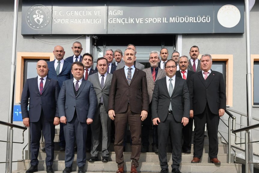Ağrı Valisi Bozkurt, Gençlik ve Spor İl Müdürlüğünde sportif çalışmaları değerlendirdi 1