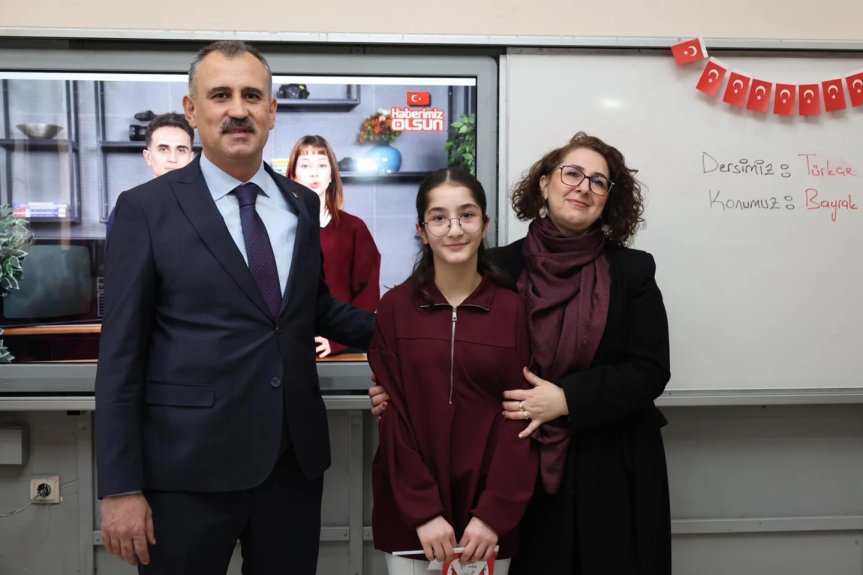 Sınıf içinde öğrenci ve öğretmenle birlikte poz veren Ağrı valisi önder bozkurt ve eşi Betül Bozkurt ziyareti