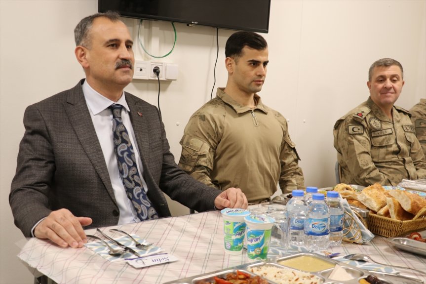 iftar üs Bozkurt, komandolarla Dağı Ağrı bölgesinde yaptı: Ağrı Önder eteklerindeki Valisi 1