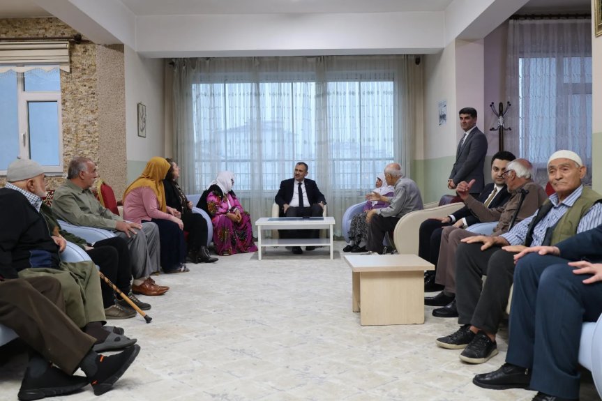 Ağrı Valisi Önder Bozkurt Huzurevi iftar 1