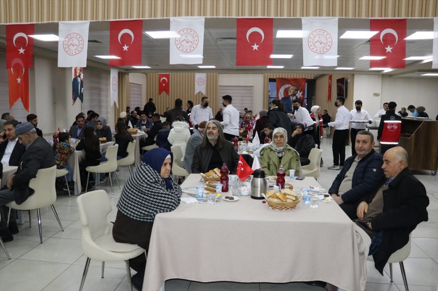 Ağrı araya ve aileleri geldi Valisi Önder iftarda bir şehit Bozkurt, gazilerle 2