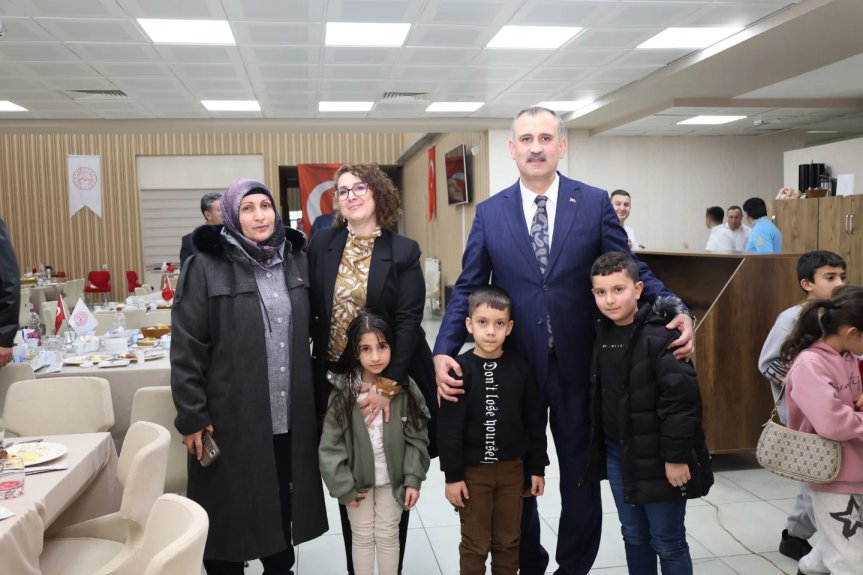 Ağrı Valisi Önder Bozkurt, şehit aileleri ve gazilerle iftarda bir araya geldi 8