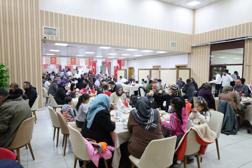 Ağrı Valisi Önder Bozkurt, şehit aileleri ve gazilerle iftarda bir araya geldi 9