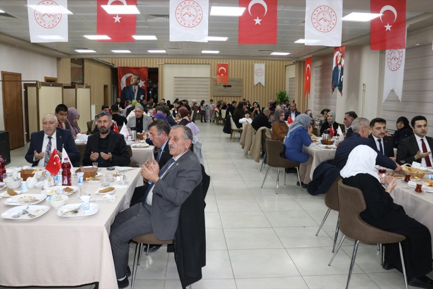 Valisi bir şehit Bozkurt, Ağrı araya Önder aileleri ve gazilerle iftarda geldi 4