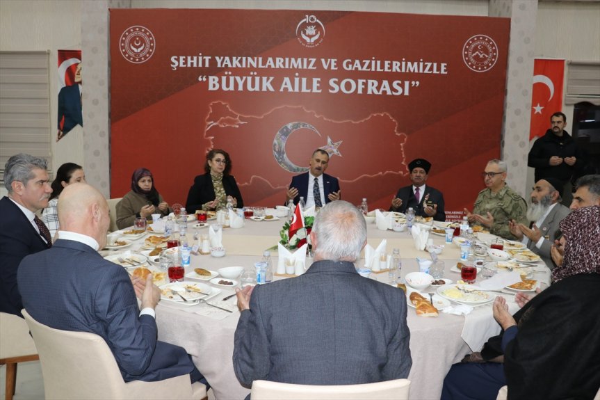 iftarda Bozkurt, aileleri ve şehit bir geldi araya Önder gazilerle Ağrı Valisi 5